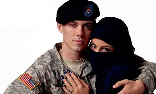 تبلیغ جنجالی زن نقاب‌دار و سرباز آمریکایی