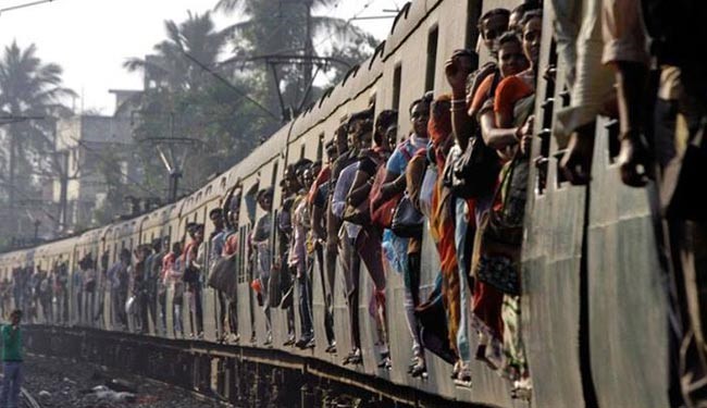 کمک گرفتن مرد هندی از قطار برای درمان !