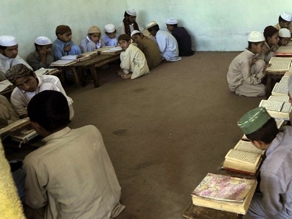 پاکستان له خپلو مدرسو په سلګونو افغان طالبان خپل هېواد ته واستول