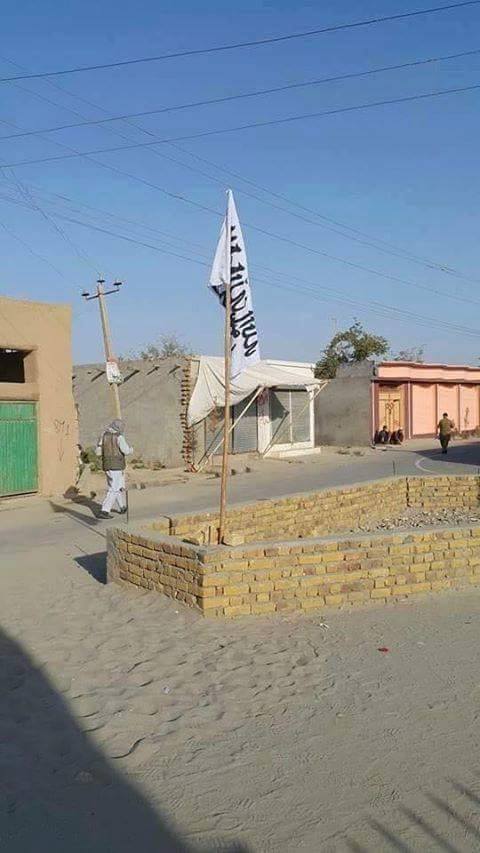 پرچم طالبان، در منطقه ای از شهر قندوز نصب شده است