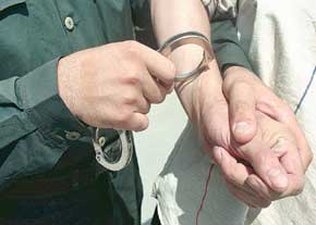 یک دادستان در بادغیس به ظن دریافت رشوه بازداشت شد