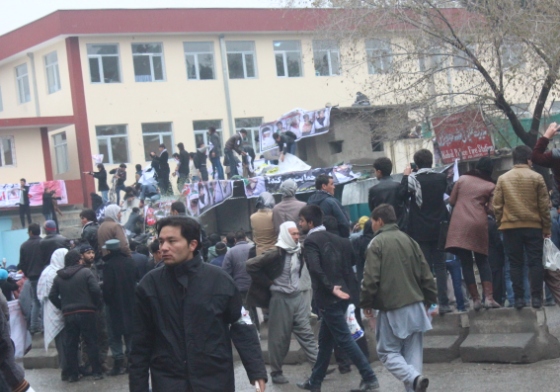 معترضین به ارگ حمله کردند/ آغاز فیر هوایی در اطراف ارگ ریاست جمهوری