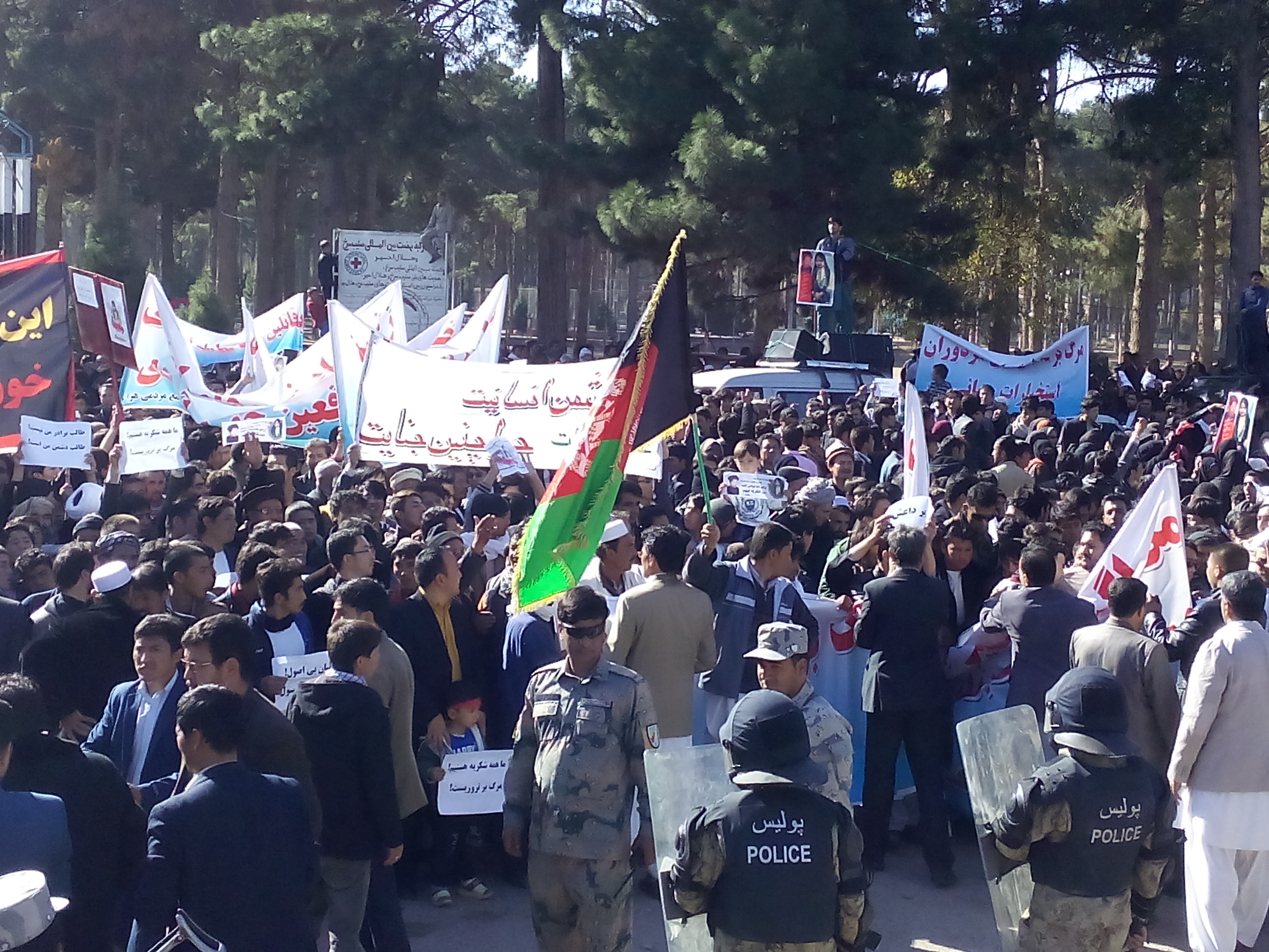 هزاران شهروند هراتی، بر ضد داعش و طالبان تظاهرات کردند