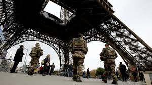 پولیس، پدر و برادر یکی از مهاجمان پاریس را بازداشت کرد