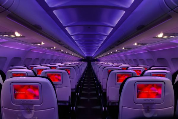 چرا هنگام بلند شدن هواپیماها نور کابین را کم می‌کنند؟
