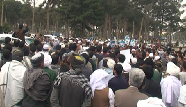 شماری از شهروندان هرات در مقابل ساختمان اداری ولایت تجمع کردند