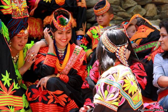 زنان کالاش لباس و سربند سنتی خود را بر تن می‌کنند