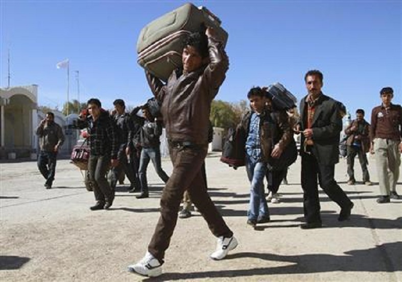 افغان‌ها در دو راهی "آتش جنگ" و "بی‌سرنوشتی در اردوگاه‌های مهاجرت"