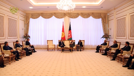 روسای جمهور افغانستان و قرقیزستان با یکدیگر ملاقات کردند