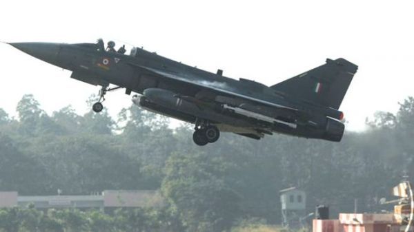 نخستین هواپیمای جنگی ساخت هند در آسمان پرواز کرد