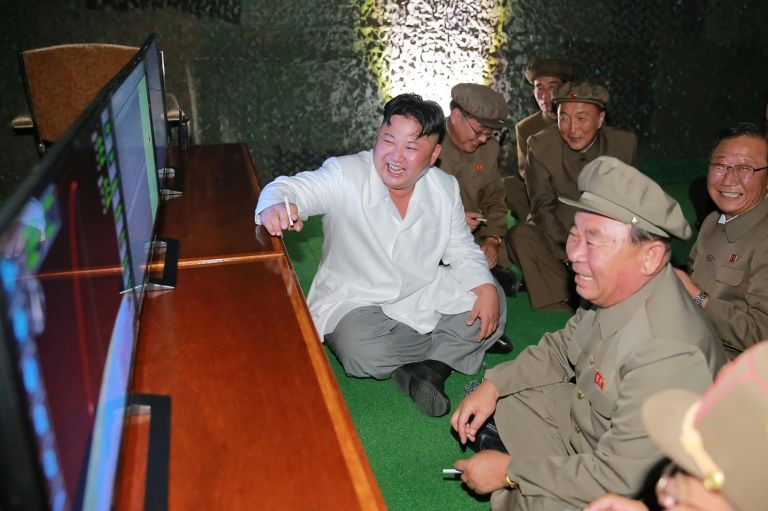 رهبر کوریای شمالی در حال تماشای آزمایش موشکی