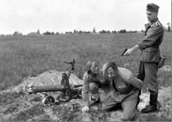 سرباز آلمانی در حال کشتن دختران روس