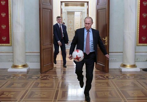 پوتین در حال بازی با توپ در کاخ کرملین