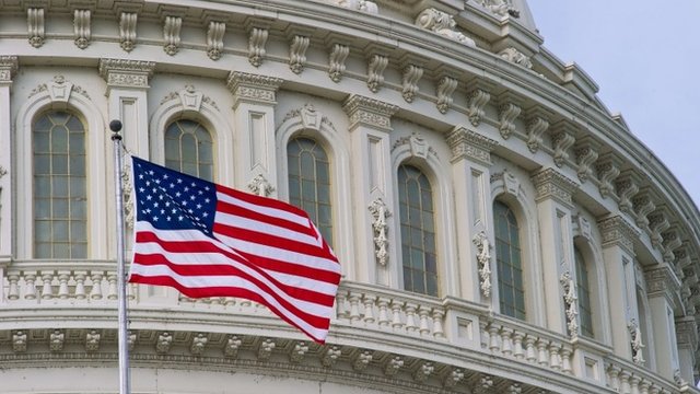 کاخ سفید: آتش زدن پرچم آمریکا توهین آمیز است اما قانون اساسی آزادی ابراز نظر را تضمین کرده