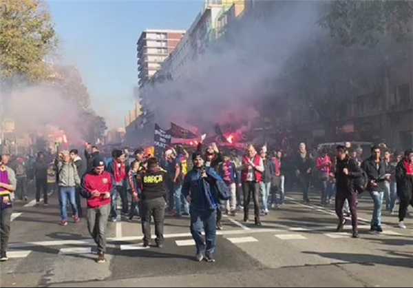 هجوم هواداران بارسلونا به نیوکمپ