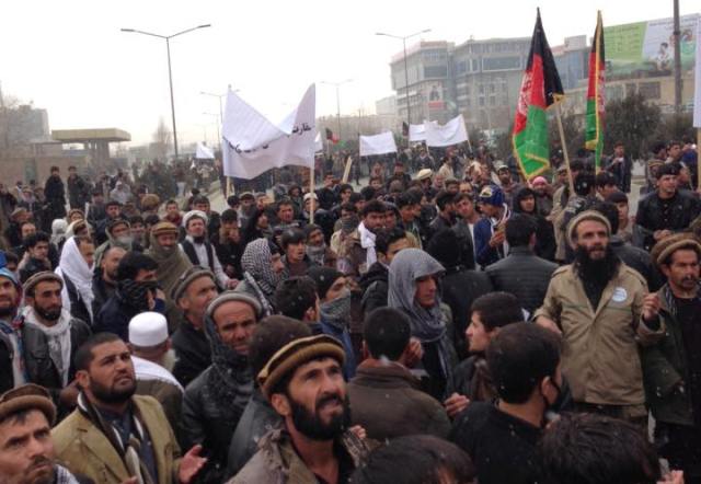 تظاهرات ضد پاکستانی در کابل/ سفارت پاکستان را مسدود کنید!
