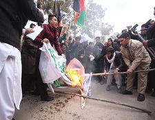 مردم هرات نشان آی اس آی را آتش زده و به سمت کنسول‌گری پاکستان سنگ پرتاب کردند