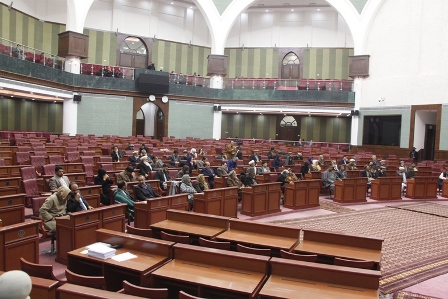 شکایت نمایندگان از کم کاری‌ها در وزارت معارف/ کتاب‌های درسی قبل از توزیع فروخته شده‌ اند