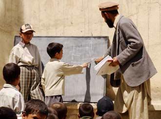 تنها ۱۸ درصد دانش‌آموزان مکاتب افغانستان می توانند" تا صنف دوازدهم" درس بخوانند