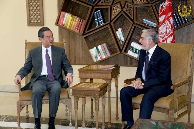 عبدالله: نقش چین در صلح افغانستان حیاتی است/ وانگ یی: چین در بهبود روابط کابل- اسلام آباد نقش ایفا خواهد کرد