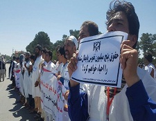 ده‌ها فرد کفن پوش در هرات حکومت را به بی‌عدالتی محکوم کردند