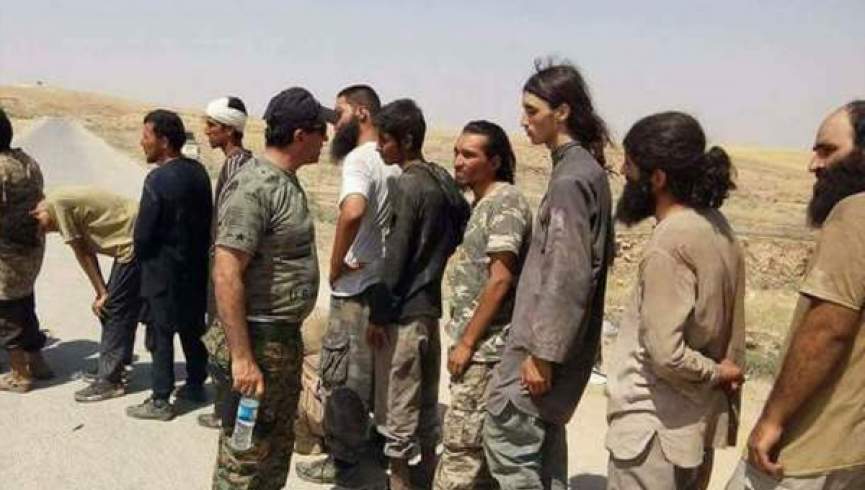 سوریه 300 تروریست داعشی را به عراق تحویل داد