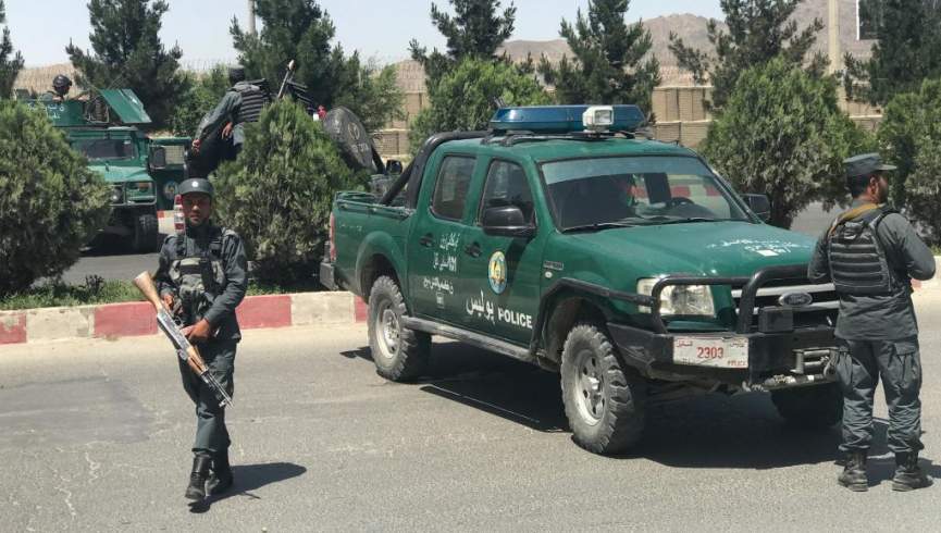 در حمله مهاجمان انتحاری در مرکز بادغیس، سه پولیس و دو مهاجم کشته شدند