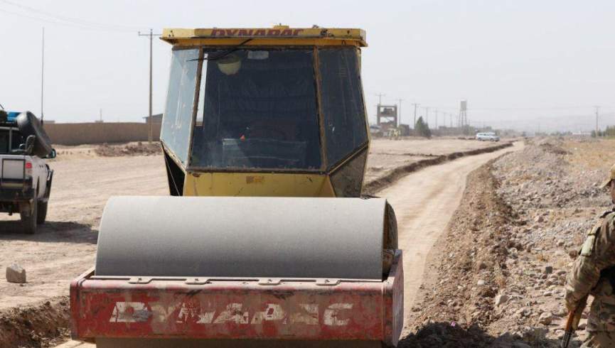 کار زیرسازی و قیرریزی شاهراه هرات – چشت در حال پیشرفت است