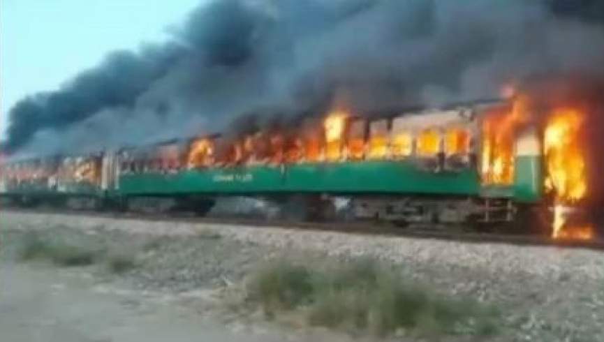 پولیس پاکستان کشته شدن دستکم 65 نفر در آتش‌سوزی در یک قطار را تایید کرد
