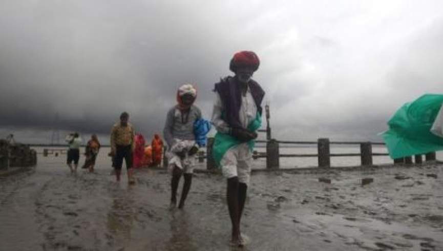 طوفان در هند و بنگلادش دو میلیون نفر را آواره کرد