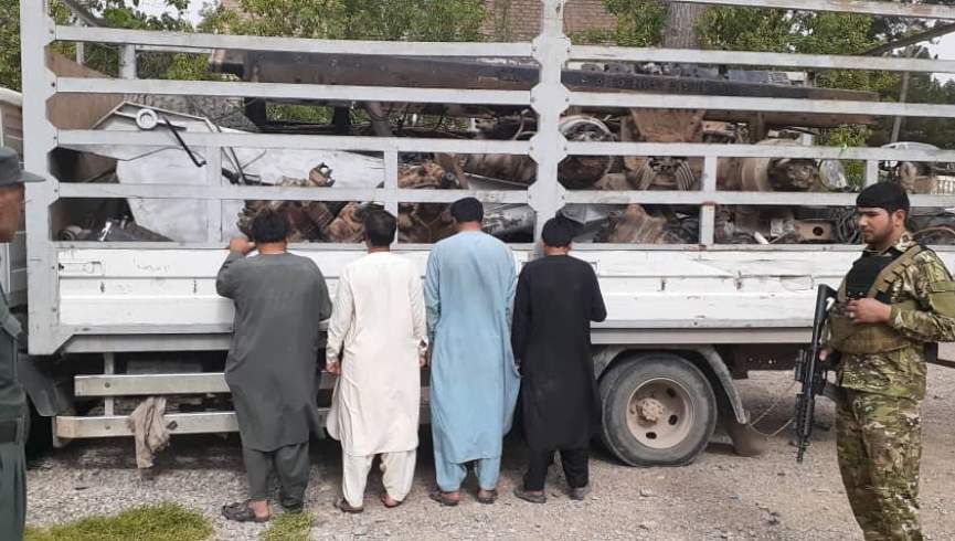 دستگیری چهار تن به ظن فروش وسایل نقلیه فرسوده نظامی در هرات