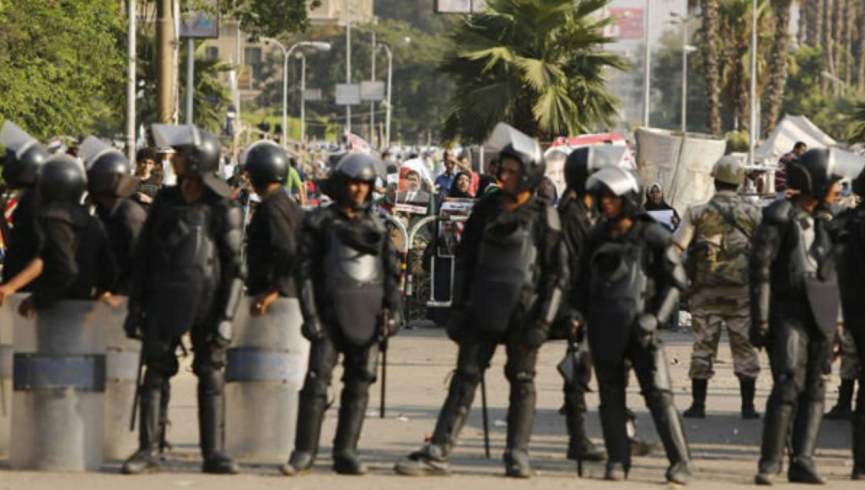 حکومت نظامی و بازداشت بیش از ۲۰۰ نفر در مصر