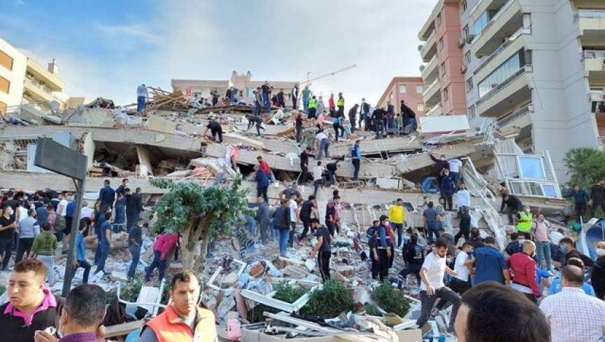 زلزله در ازمیر ترکیه؛ تا این لحظه بیش از ۸۰۰ تن کشته و مجروح شدند