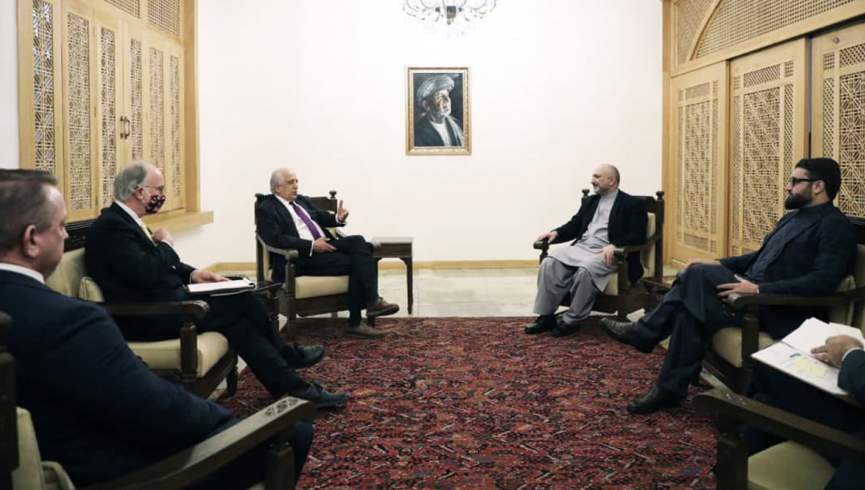 حنیف اتمر و زلمای خلیل زاد درباره صلح در افغانستان گفتگو کردند