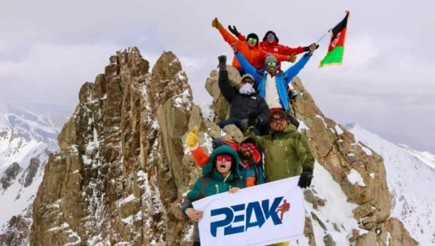 دو بانوی کوهنورد، قله شاه‌فولادی کوه بابا را "فتح کردند"