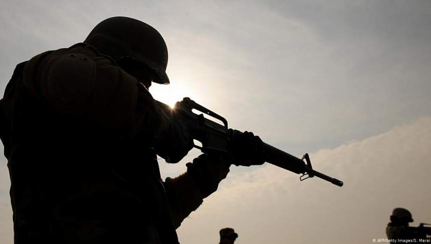 یک سرباز ارتش یک ماشین بمب گذاری شده طالبان را در گوریان هرات مسدود می کند