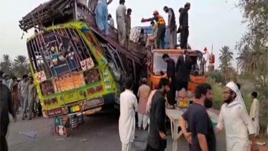 در حادثه تصادم بس و لاری در پاکستان 73 تن کشته و زخمی شدند