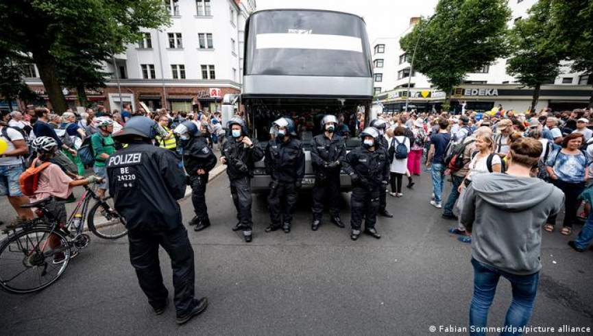 اعتراض به محدودیت های کرونا در آلمان؛ پولیس صدها نفر را دستگیر کرد