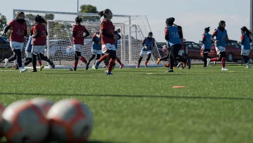 تیم فُتبال زنان افغانستان برای بازی با تیم‌های محلی استرالیایی آمادگی می‌گیرد
