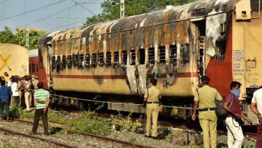 آتش سوزی در قطاری در هند؛ دستکم ۵۹ تن کشته و زخمی شدند
