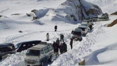 برفباری شاهراه غور – کابل را مسدود کرد
