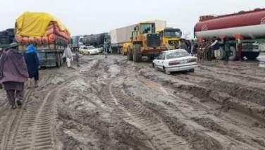 شاهراه کابل – قندهار نیز در نتیجه برفباری به روی ترافیک مسدود شد