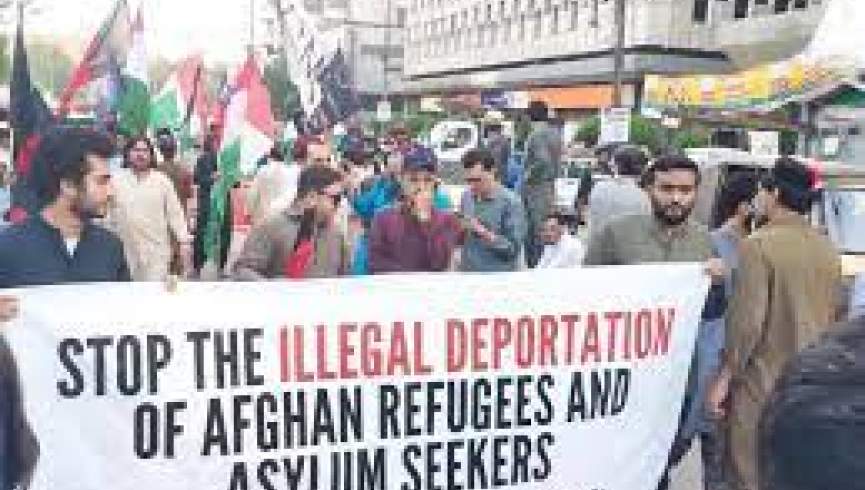 فعالان پاکستانی در اعتراض به اخراج مهاجران افغانستان تظاهرات کردند