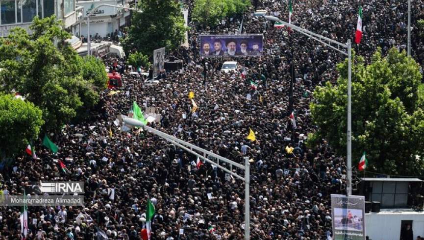 میلیون ها ایرانی در تشییع جنازه آیت الله رئیسی و همراهانش در تهران شرکت کردند
