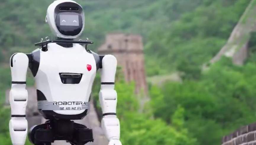 ربات هوشمند دیوار چین را فتح کرد